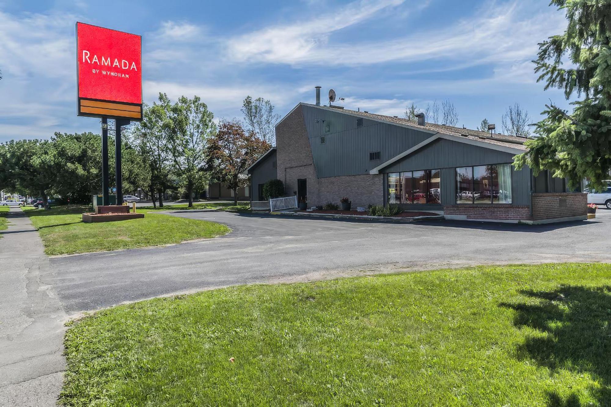 Motel Ramada By Wyndham Kingston Exterior foto