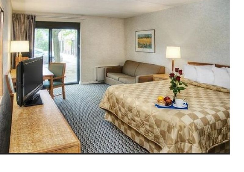 Motel Ramada By Wyndham Kingston Exterior foto