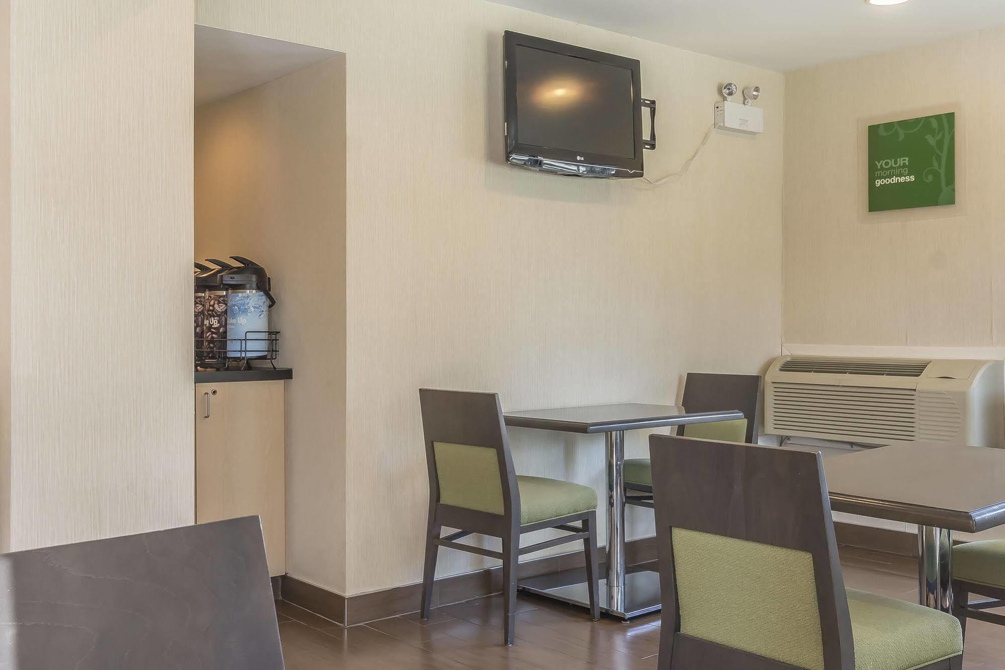 Motel Ramada By Wyndham Kingston Exterior foto